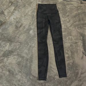 Lululemon Wunder Under black camo size 0
